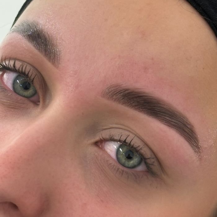 Sourcils et cils réalisés au studio